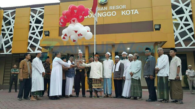 
					Polisi di Kota Probolinggo, Bagikan THR Untuk 1.400 Kaum Dhuafa
