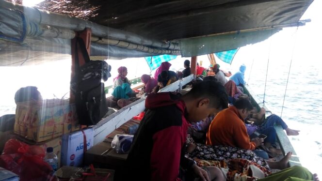 
					Mudik Dari Jawa, Warga Madura Gunakan Perahu