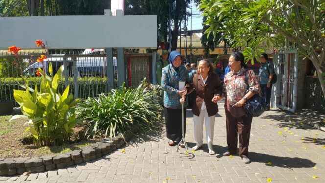 
					Gunakan Batik, Walikota Nyoblos dan Antar Pemilih Lansia