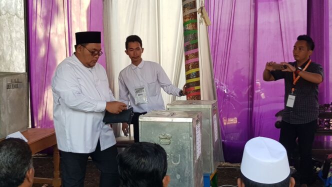 
					Cawabup Muzayyan Gunakan Hak Pilih di TPS 08