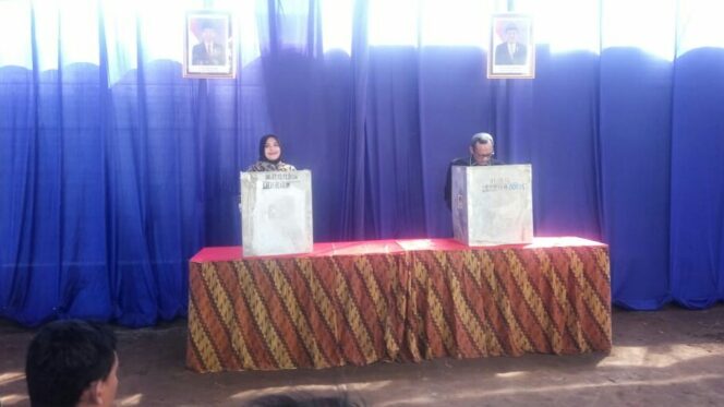 
					Optimis Menang, Cabup Tantri Gunakan Hak Pilih Dengan Sumringah