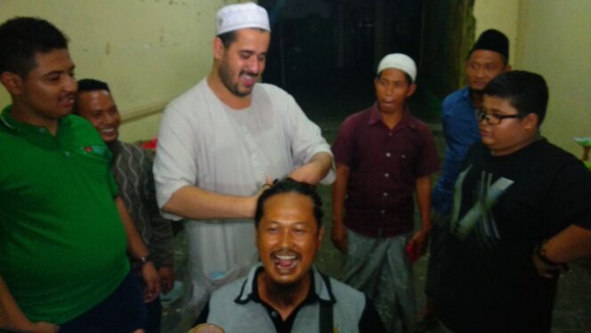 
					Sujud Syukur Kemenangan, Handal Brillian Tunggu Real Count KPU