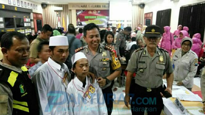 
					Ada Khitanan Massal, Dua Remaja Ini Justru Bikin heboh