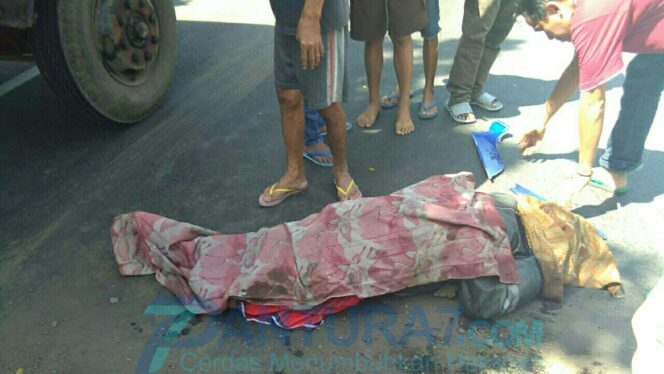 
					Hendak Putar Balik, Pemotor Tewas Tertabrak Truk BBM