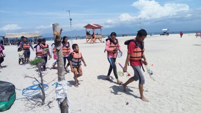 
					Cuaca Buruk, Pengunjung Snorkeling Gili Tetap Membludak
