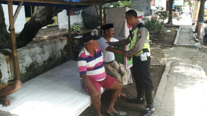 
					Modal Pijat, Polisi Ini Jaga Kamtibmas di Kraksaan