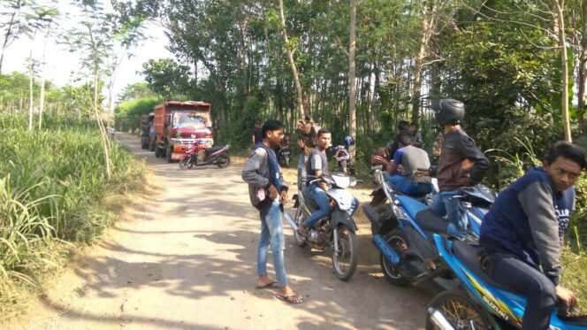 
					Protes Galian C, Warga Pesambon Blokade Jalan