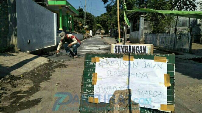 
					Warga Desa Watuwungkuk Swadaya Perbaiki Jalan Rusak