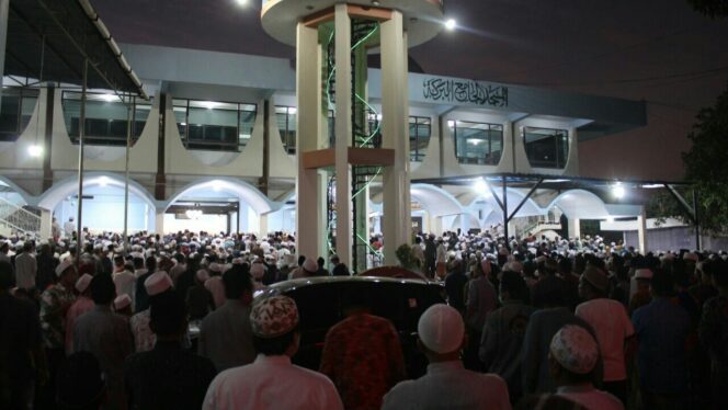 
					Lautan Manusia Iringi Neng En Menuju Peristirahatan Terakhir