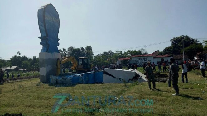
					Akhirnya, Nisan Raksasa Milik Bintaos Dirobohkan