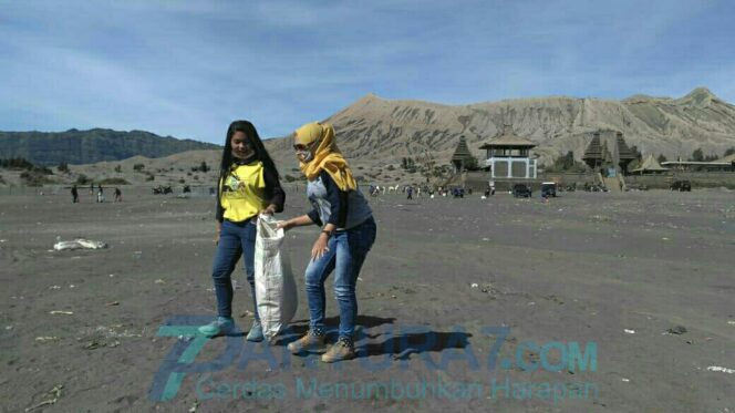 
					Bromo Penuh Sampah, Ratusan Relawan Turun Gunung