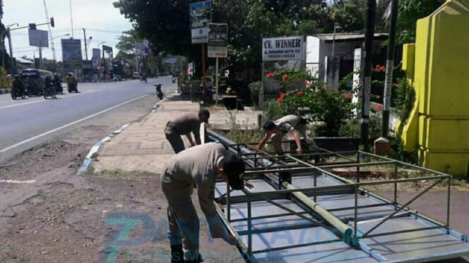 
					Bahaya!! Angin Kencang Robohkan Reklame dan Pohon