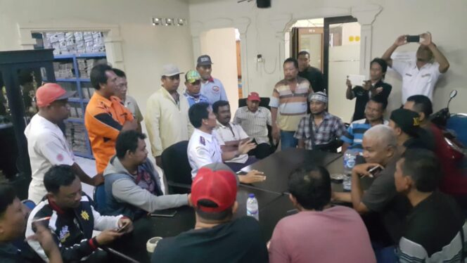 
					Pengemudi Angkot dan Taksi Online Geruduk Dishub, Ini Yang Mereka Minta