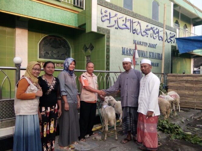 
					Ibu -Ibu PKH Sumbang 2 Kambing Kurban