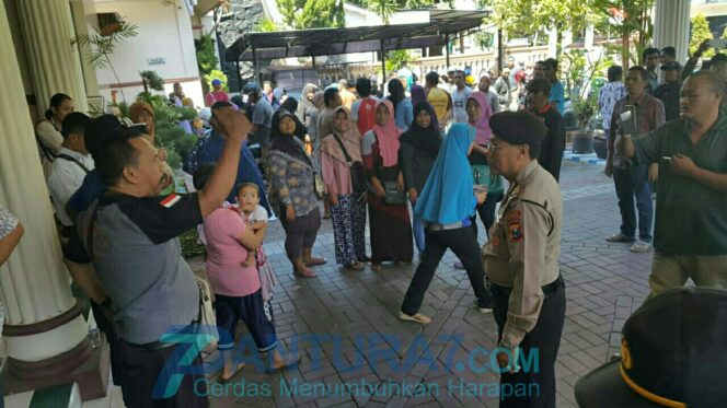 
					Ribut Stand Jualan, PKL Lurug Kantor Dewan