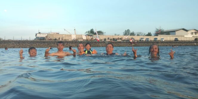 
					Segarnya Terapi Air Laut di Mayangan