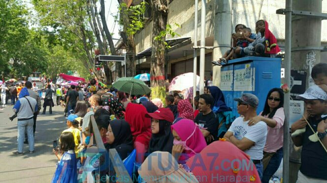 
					Demi Tonton Pawai Semipro,  Anak-anak Naik Gardu PLN