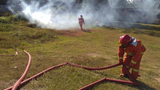 
					Stadion Gelora Merdeka Kraksaan Terbakar, Ganggu Pengendara Jalan