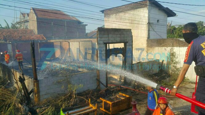 
					Bekas Rumah Makan di Dringu Ludes Terbakar