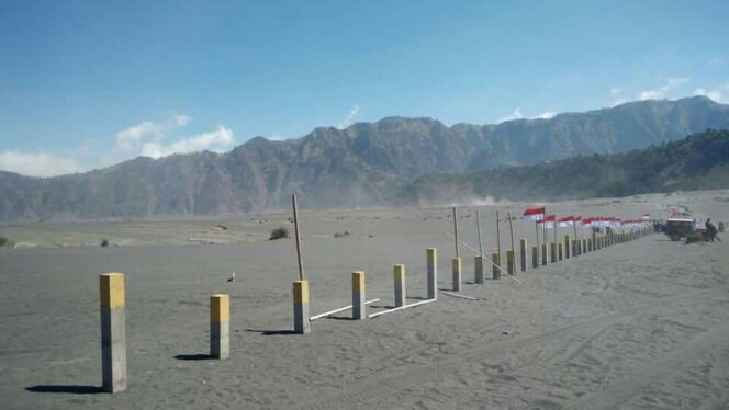 
					Dibuat Selfie, Pengunjung Copoti Bendera Merah Putih di Kaldera Bromo