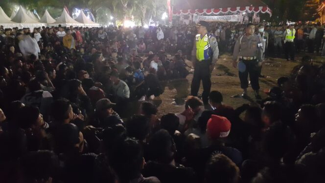 
					Duh, Konser Semipro Diwarnai Kisruh dan Pencopetan