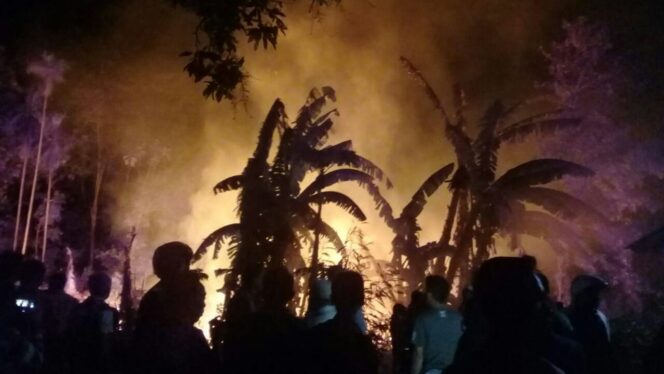 
					Lahan Bambu Terbakar, Warga Krejengan Panik