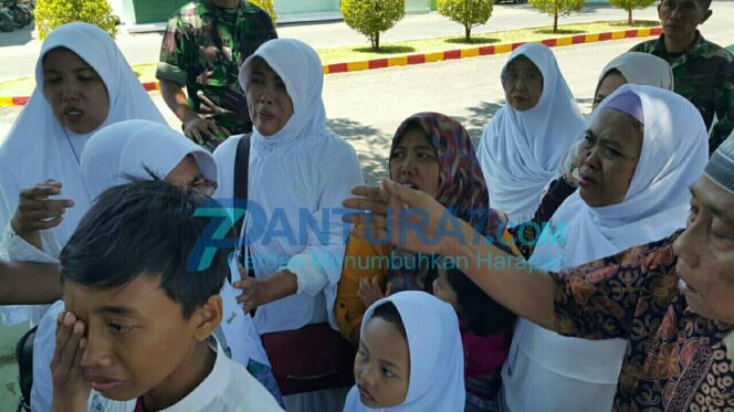 
					Isak Tangis Warnai Kedatangan Ratusan Jamaah Haji Kota Probolinggo