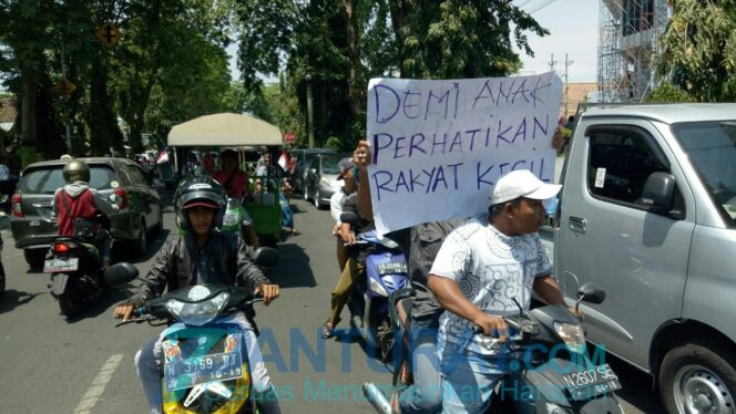 
					Dilarang Berjualan, PKL Lurug DPRD Kota Probolinggo
