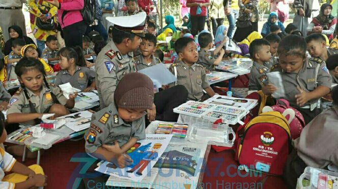 
					Warnai Traffic Light, Dapat Helm Gratis