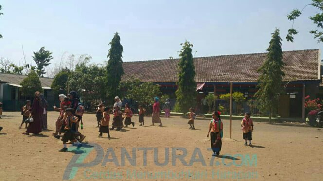 
					Gedung Nyaris Ambruk, SDN Tongas Wetan 04 9 Kali Ajukan Bantuan
