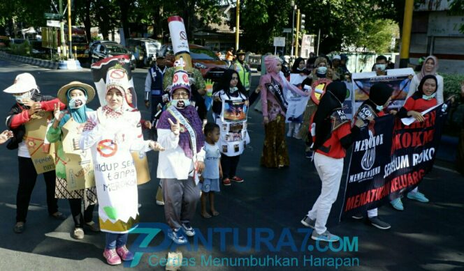 
					Turun ke Jalan, Perempuan Probolinggo ‘Razia’ Perokok