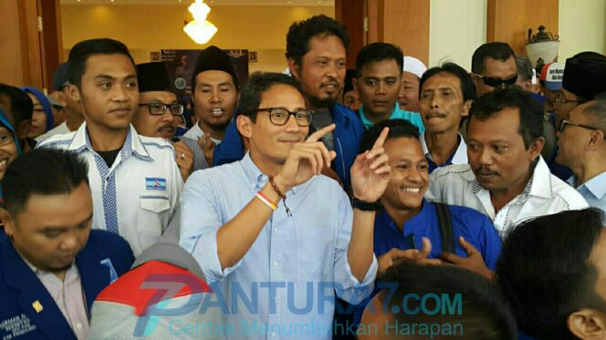 
					Datangi Kota Probolinggo, Sandiaga Uno ‘Diserbu’ Emak-emak