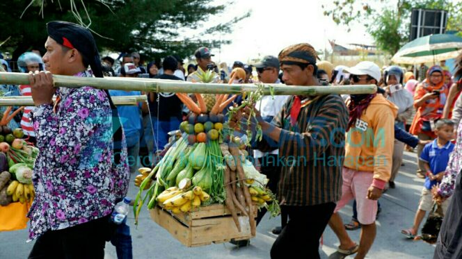 
					Nelayan Mayangan Gelar Larung Sesaji Bumi