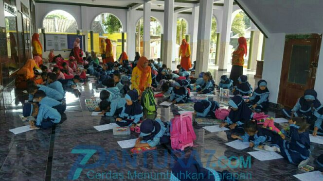 
					Meriahkan Hari Batik, Bocah-Bocah di Kraksaan Membatik Massal