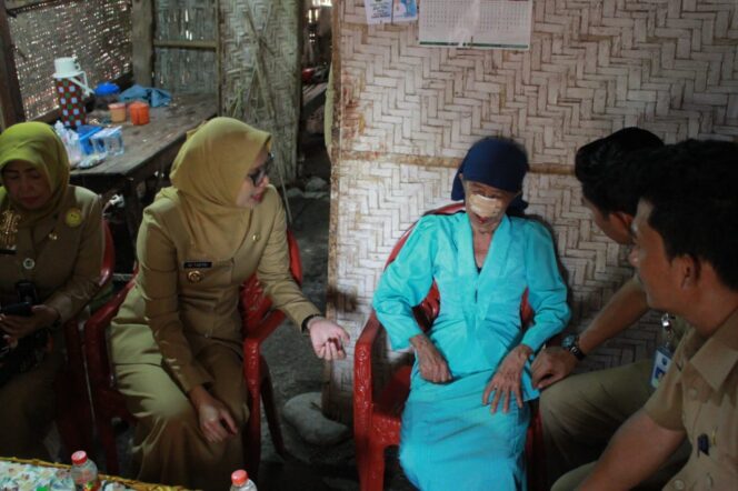 
					Berkat Tantri, Nenek Pengidap Kanker Kulit Ini Akhirnya Bersedia Berobat