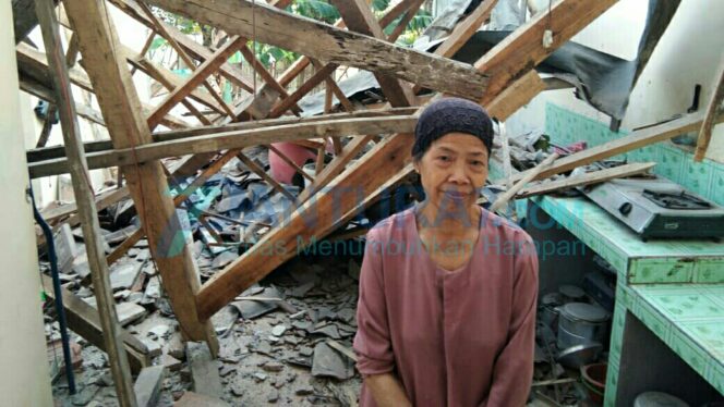 
					Gempa Robohkan Rumah Janda Lanjut Usia di Condong