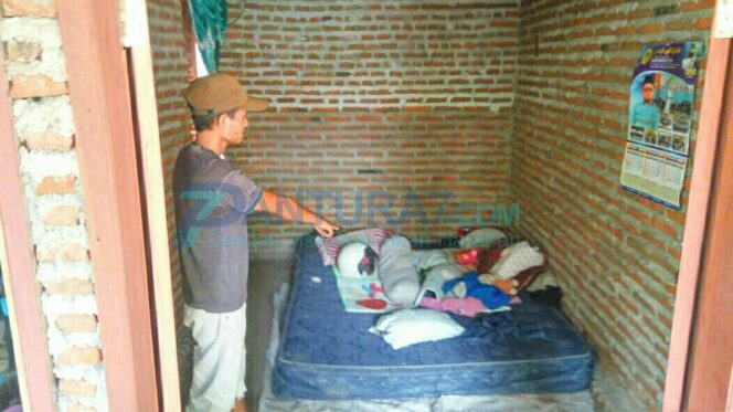 
					Rumah Roboh, Sekeluarga Korban Gempa Mengungsi