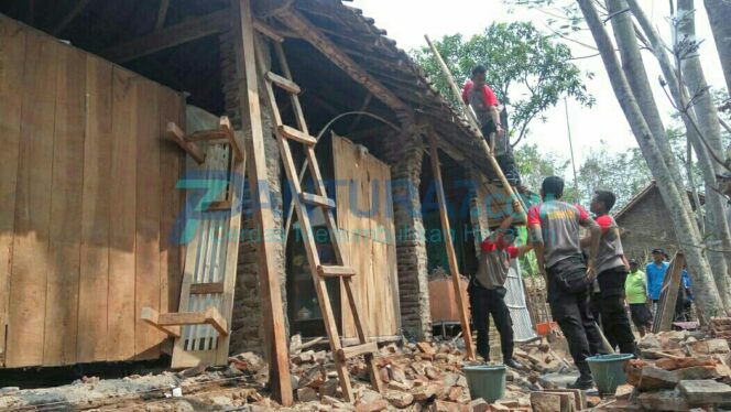 
					Nyaris Ambruk, Rumah Korban Gempa di Pakuniran Direnovasi