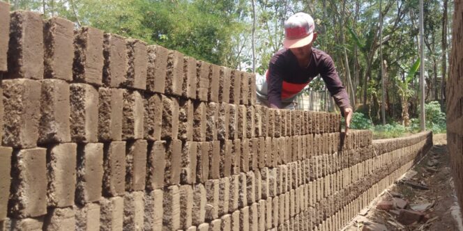 
					Musim Kemarau Jadi Berkah Bagi Perajin Batu Bata