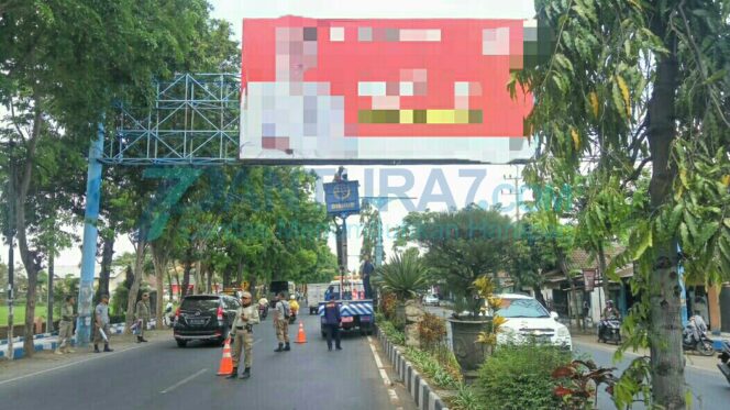 
					Tak Berizin, Reklame Sepanjang Jalan Raya Kraksaan Dicopot