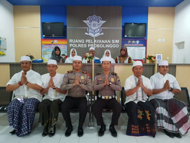 
					‘Santri’ Layani Pelayanan SIM di Satpas Polres Probolinggo