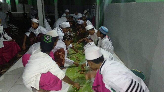 
					Pesantren Ini Teguhkan Tradisi Santri Melalui Polok’an