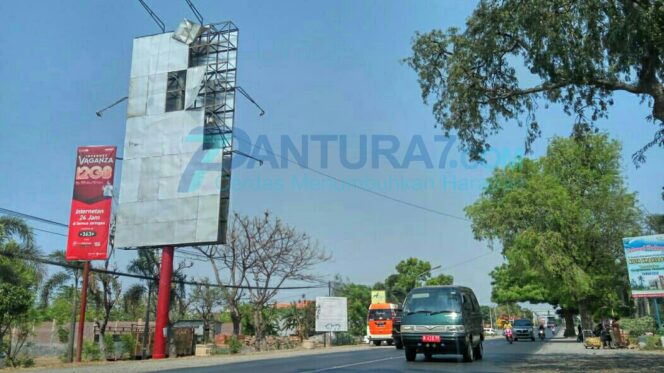 
					Warga Resah Banyak Papan Reklame Bergelantungan