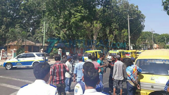 
					Langgar Kesepakatan, Sopir Angkot Sandra Driver Online