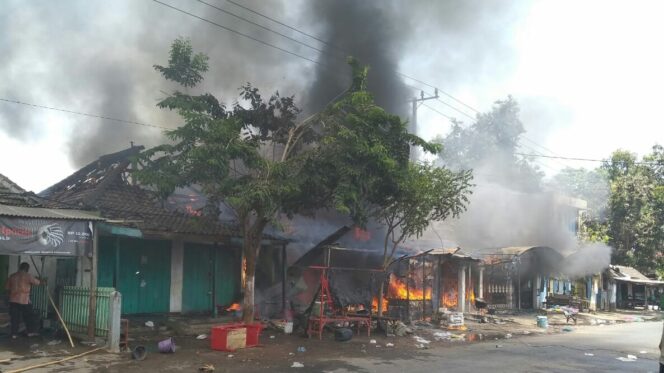 
					Pasar Trewung Grati Dilalap Si Jago Merah