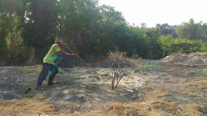 
					Warga Curahsawo Keluhkan Buangan Limbah Pabrik Gula