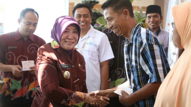 
					RT/RW se-Kecamatan Kademangan Terima Honor Bulanan