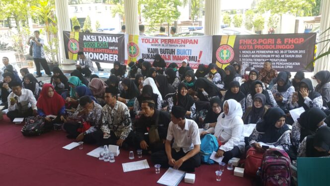 
					Puluhan guru honorer menduduki halaman kantor DPRD Kota Probolinggo, protes rekrutmen CPNS 2018. (rs)