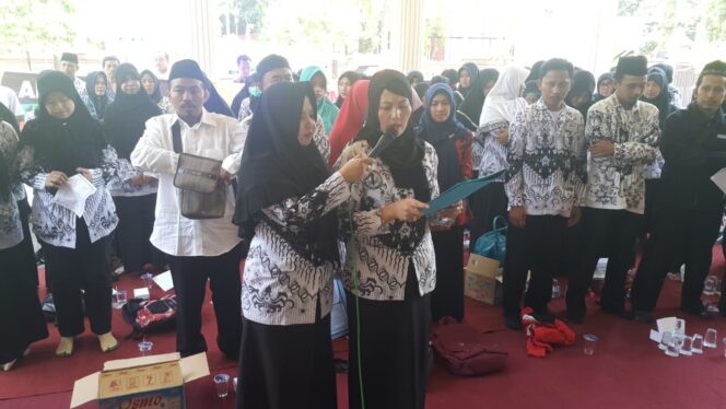 
					Protes CPNS, Guru Honorer Lurug Kantor Dewan