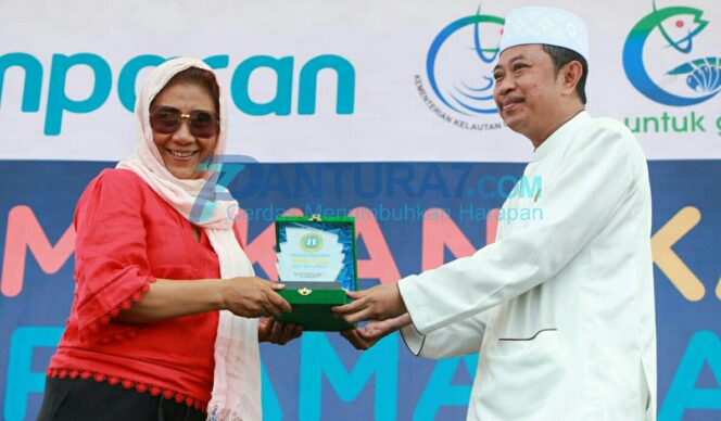 
					Menteri Kelautan dan Perikanan RI mendapatkan cinderamata dari Kepala Ponpes Nurul Jadid Paiton, KH Abdul Hamid Wahid. (maf) 